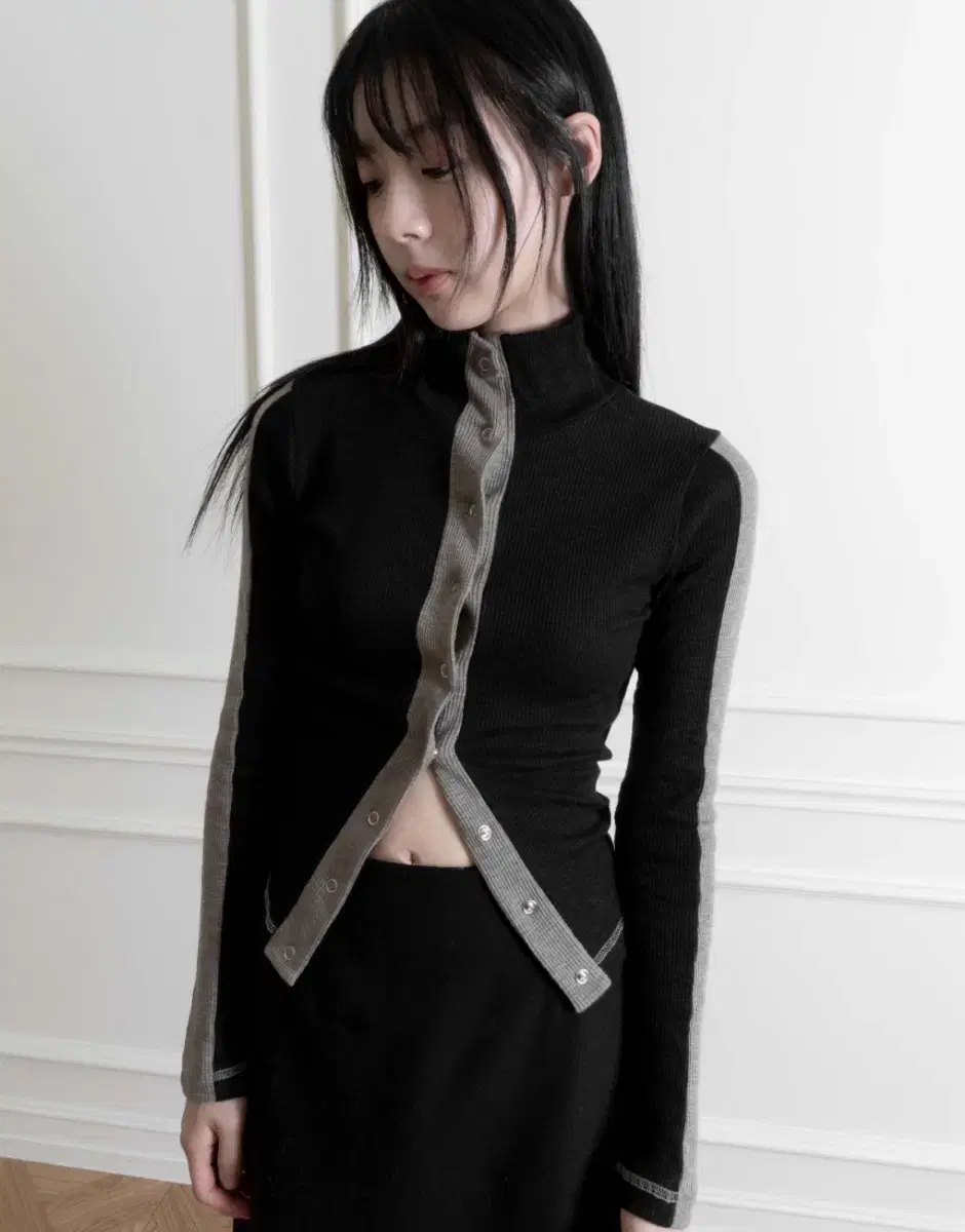 우화 UNI NECK BUTTON TOP